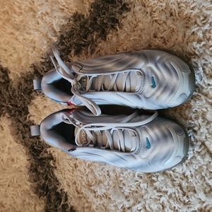 Youth Nike Airmax 720 gray/white Size 3